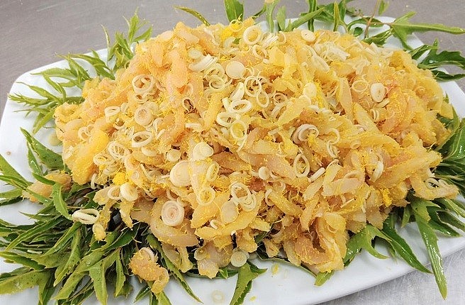 Món gỏi cá nhệch sẽ thêm đặc biệt khi sử dụng lá cúc tần. Món gỏi cá nhệch sẽ thêm đặc biệt khi sử dụng lá cúc tần.