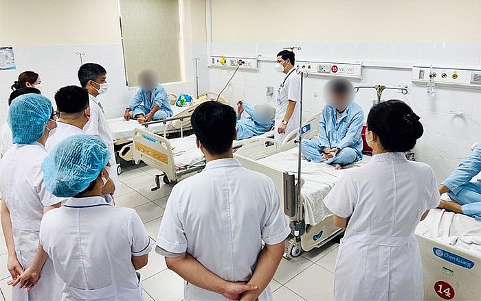 Các bác sĩ chăm sóc, điều trị cho các bệnh nhân ngộ độc sau khi ăn trứng cá sấu hỏa tiễn