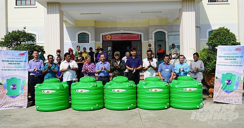 Bồn nước về đến xã có đông đồng bào dân tộc Khmer nhất tỉnh Sóc Trăng Bồn nước về đến xã có đông đồng bào dân tộc Khmer nhất tỉnh Sóc Trăng