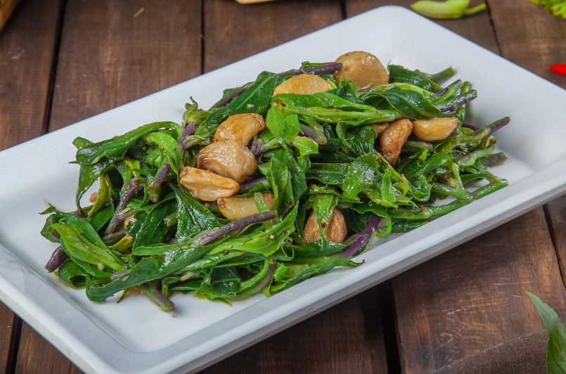 Món rau lủi rừng xào tỏi vừa dân dã lại giữ được hương vị đặc trưng của rau lủi.