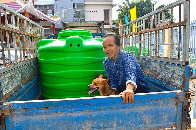 Niềm vui của người nông dân khi được tặng bồn nước Niềm vui của người nông dân khi được tặng bồn nước