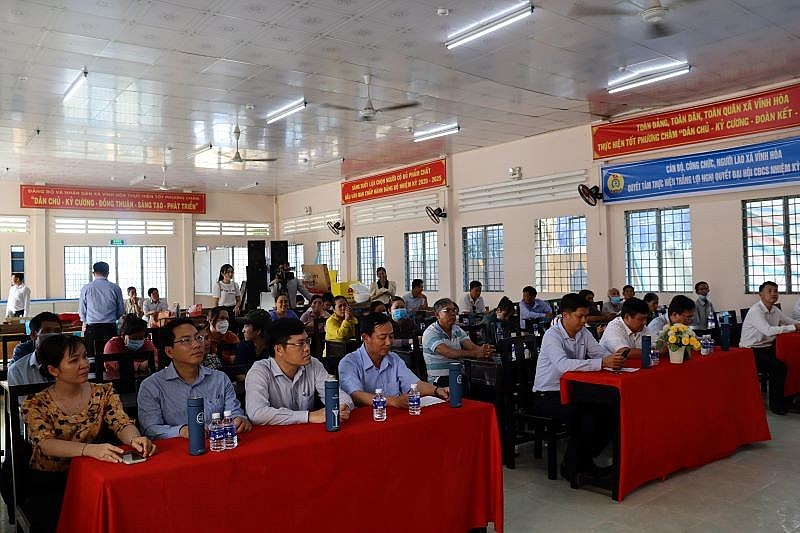 Đại biểu dự trao bồn nước Đại biểu dự trao bồn nước