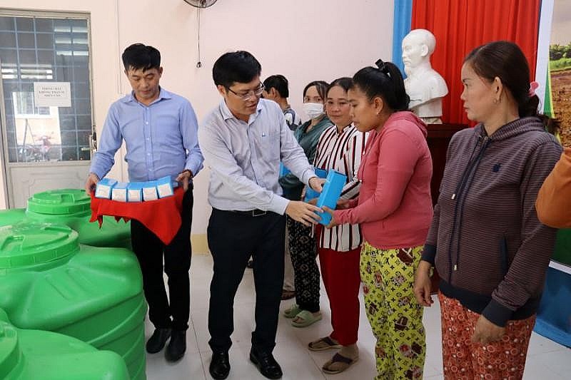 ồng chí Trần Dương Thuấn - Phó Chủ tịch HND tỉnh và đại diện Tập đoàn Tân Á Đại Thành trao quà cho các hộ nghèo xã Vĩnh Hoà huyện Chợ Lách ồng chí Trần Dương Thuấn - Phó Chủ tịch HND tỉnh và đại diện Tập đoàn Tân Á Đại Thành trao quà cho các hộ nghèo xã Vĩnh Hoà huyện Chợ Lách