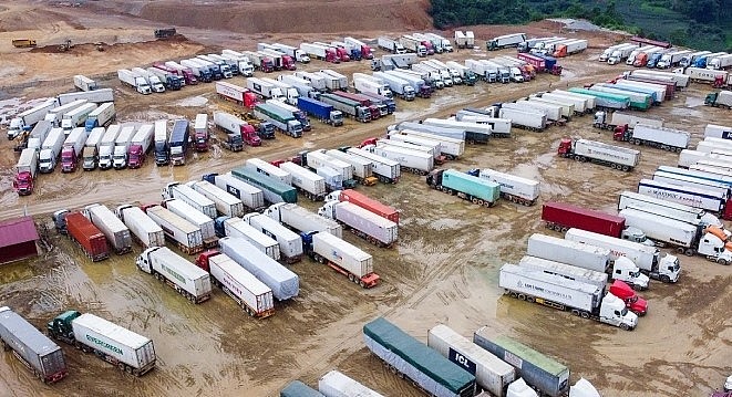 Xe chở hàng lên cửa khẩu chờ xuất khẩu sang Trung Quốc tăng đột biến.