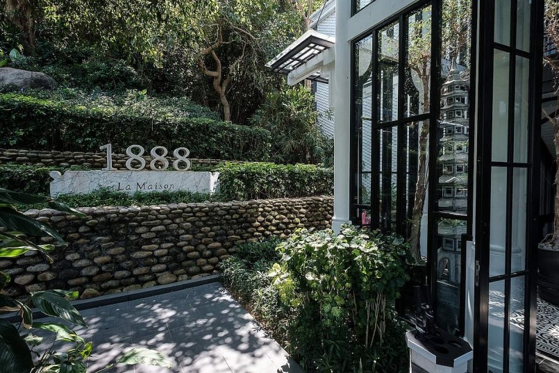 nhà hàng La Maison 1888 được bao quanh màu xanh của lá cây