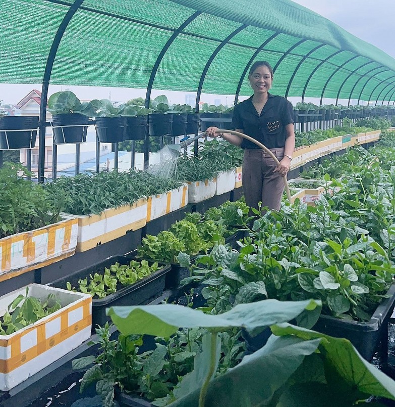 Mỗi ngày khu vườn rau sân thượng lại đem đến những niềm vui cho chị Oanh và gia đình.