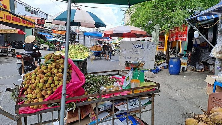 Vải thiều u hồng đang được bán với giá từ 35.000 - 45.000 đồng/kg. Ảnh: THU HÀ