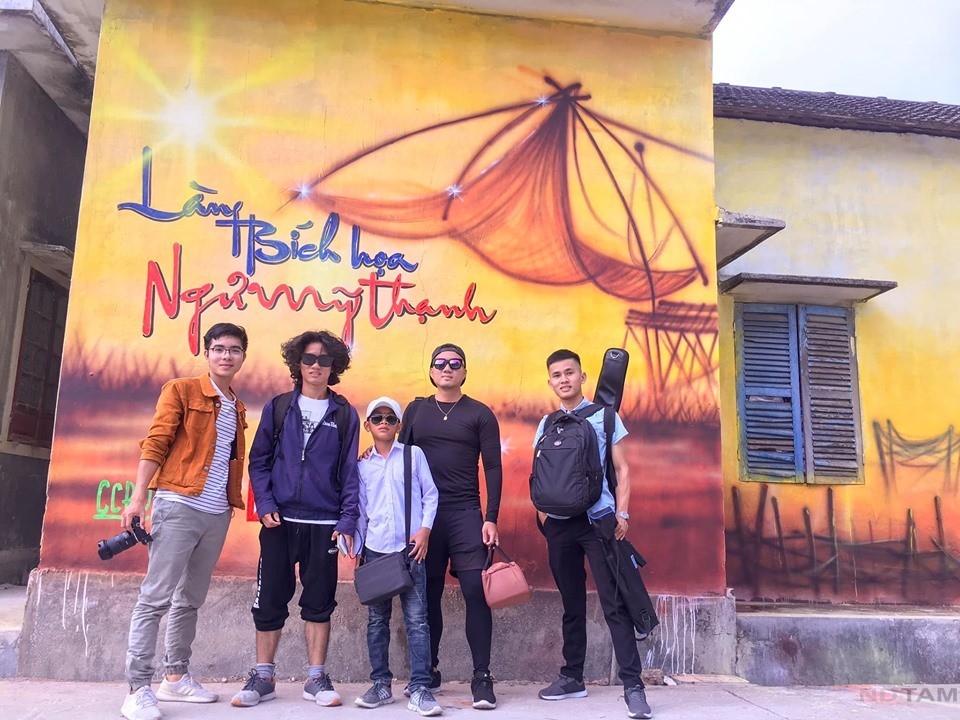 Chụp ảnh ở làng bích họa Ngư Mỹ Thạnh