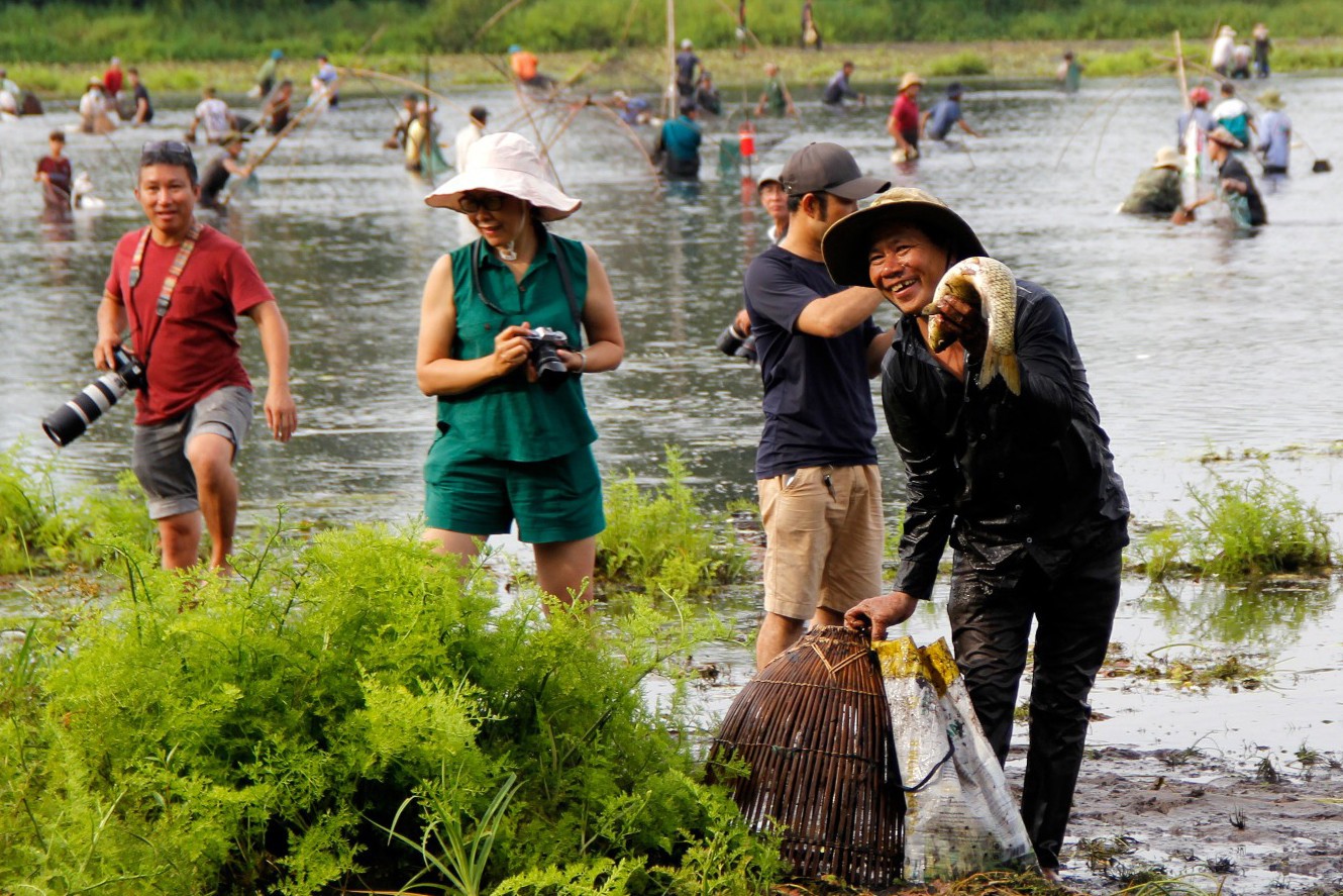 Tham gia hoạt động đổ nò bắt cá hay lội phá lội bùn bắt trìa