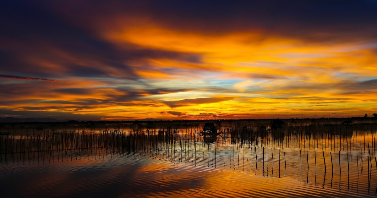 Ngắm hoàng hôn tại phá Tam Giang