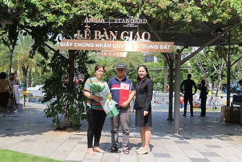 Cư dân The Standard (Bình Dương) nhận bàn giao giấy chứng nhận quyền sử dụng đất