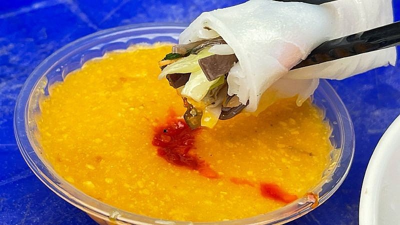 Bánh cuốn chấm cùng nước chấm đậu phộng