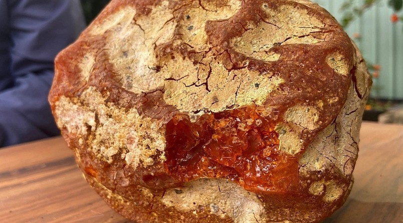 Viên đá quý có màu hổ phách tỏa ra hương thơm mùi trầm ở Gia Lai.