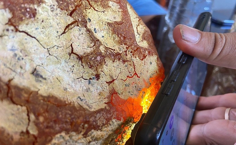 Viên đá quý phát sáng khi chiều đèn vào.