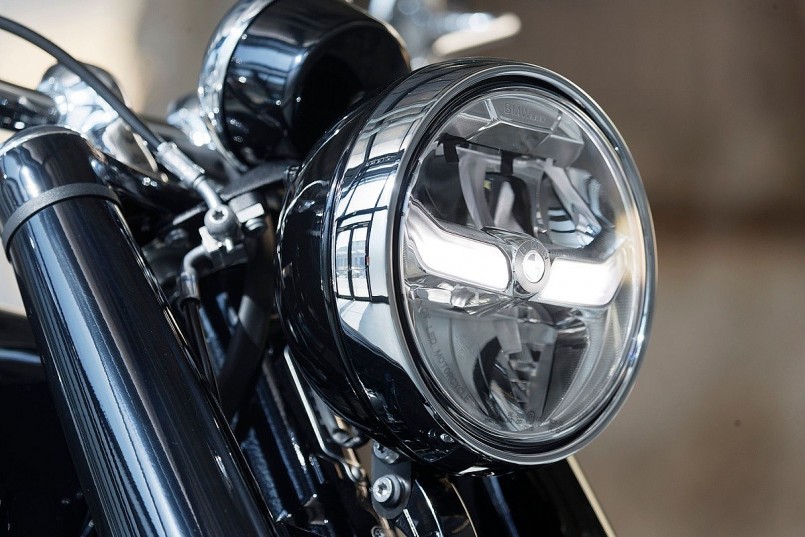 BMW R 18 kết hợp hài hoà giữa nét hoài cổ và hiện đại với những chi tiết như trục các đăng lộ thiên, bình xăng hình giọt nước hay hệ thống đèn pha được trang bị full LED. BMW R 18 kết hợp hài hoà giữa nét hoài cổ và hiện đại với những chi tiết như trục các đăng lộ thiên, bình xăng hình giọt nước hay hệ thống đèn pha được trang bị full LED.