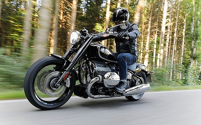 Việc điều khiển R 18 trở nên thuận tiện hơn với những công nghệ hỗ trợ lái được trang bị trên xe. Việc điều khiển R 18 trở nên thuận tiện hơn với những công nghệ hỗ trợ lái được trang bị trên xe.