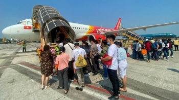 Giá vé máy bay tăng từng ngày khi bước vào cao điểm du lịch hè