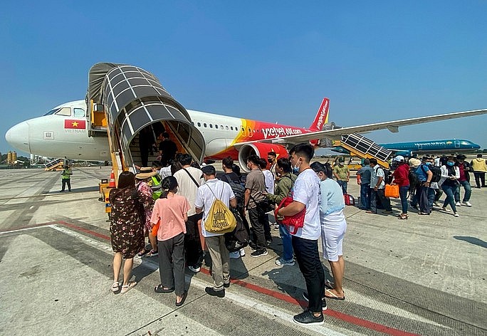 Giá vé máy bay “nóng” từng ngày. Ảnh: Hoàng Triều