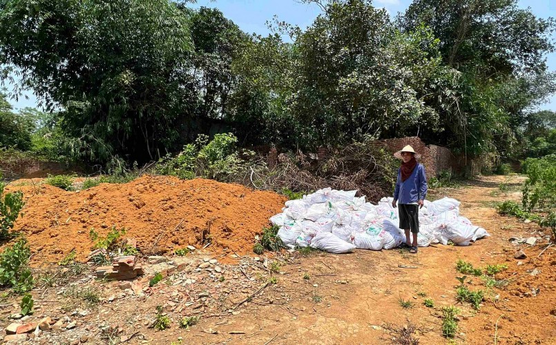 Dù gà chết không phải vì dịch bệnh, ông Dũng vẫn thuê máy xúc đào 3 hố chôn, mua vôi bột về tiêu hủy cẩn thận, đảm bảo vệ sinh môi trường.