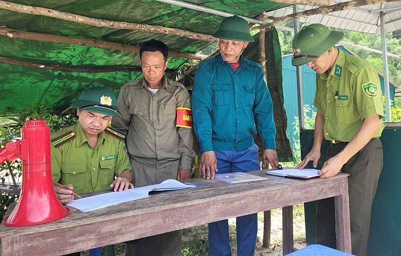 Sổ sách, nhật ký ghi chép giám sát người ra vào rừng được kiểm tra, theo dõi thường xuyên để kịp thời phát hiện, ngăn chặn những hành vi xâm hại rừng, mang lửa vào rừng trong mùa nắng nóng