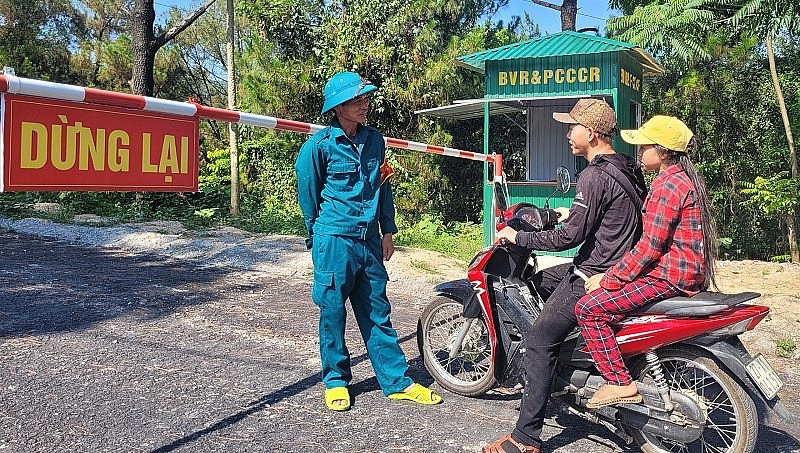 Những ngày cao điểm nắng nóng, các lực lượng kiên quyết ngăn chặn những người không phận sự không được vào rừng, phòng ngừa nguy cơ cháy rừng có thể xảy ra