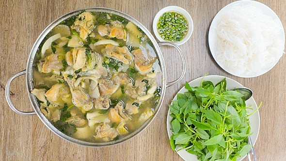 Lẩu gà lá é là một món ăn mà bạn không nên bỏ qua