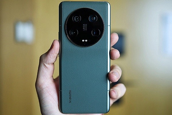 Xiaomi 13 Ultra sở hữu một diện mạo khá quen thuộc giống như Xiaomi 12S Ultra.