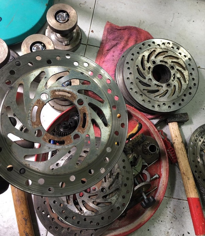 Những phế liệu được gom lại để sáng tạo linh kiện bonsai.