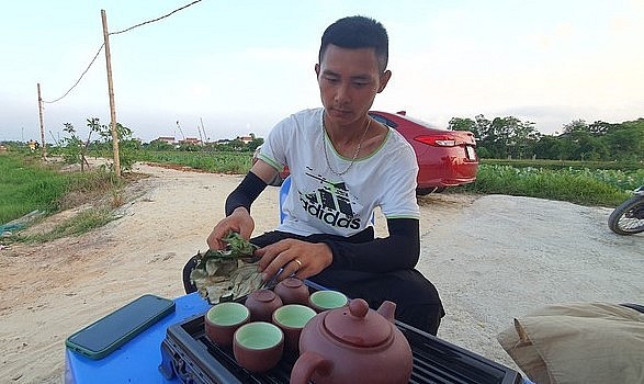 Ngoài việc thu hút du khách đến ngắm hoa sen, Duy Trinh còn sáng tạo ra những sản phẩm từ loài cây đặc biệt này.