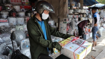 Nắng nóng, cắt điện luân phiên, quạt tích điện liên tục “cháy” hàng