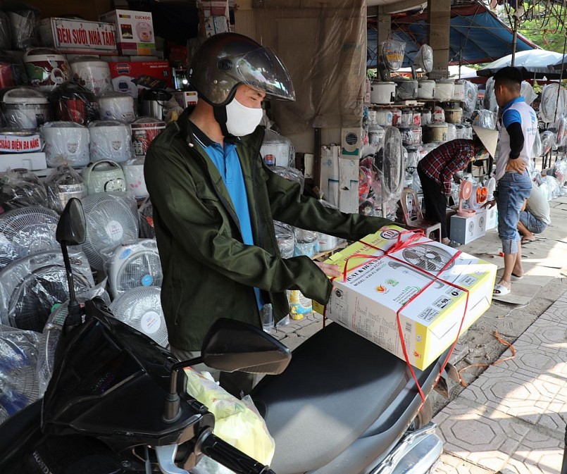 Người dân phấn khới khi mua được sản phẩm quạt tích điện cho gia đình