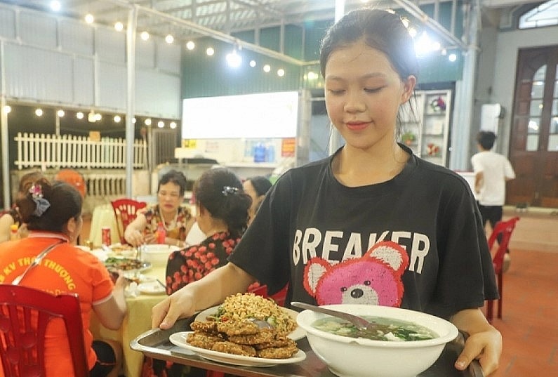 Gỏi từ trứng sam vừa bùi vừa béo, cuốn với các loại rau thơm, gói trong lá lốt, lá nem, chấm nước mắm chua ngọt cay nồng. Gỏi từ trứng sam vừa bùi vừa béo, cuốn với các loại rau thơm, gói trong lá lốt, lá nem, chấm nước mắm chua ngọt cay nồng.