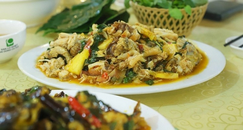 Thưởng thức chân sam cũng là cái thú, khi thực khách phải cầm trên tay và từ từ nhằn thịt. Món này được rim nhỏ lửa trong nước sốt đặc sánh, chua cay mặn ngọt đủ vị. Thưởng thức chân sam cũng là cái thú, khi thực khách phải cầm trên tay và từ từ nhằn thịt. Món này được rim nhỏ lửa trong nước sốt đặc sánh, chua cay mặn ngọt đủ vị.