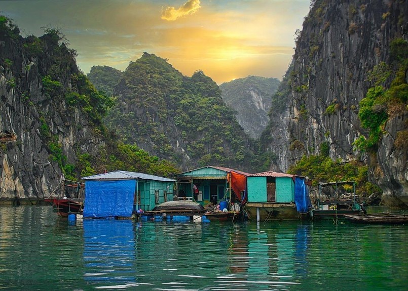 Khung cảnh yên bình nơi làng chài khi hoàng hôn dần buông xuống Khung cảnh yên bình nơi làng chài khi hoàng hôn dần buông xuống