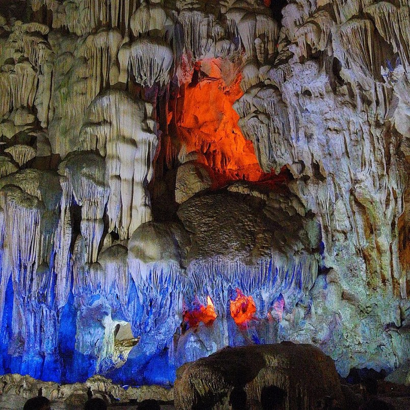 Hang Đầu Gỗ với hệ thống nhũ đá rũ xuống khiến bao người mê đắm Hang Đầu Gỗ với hệ thống nhũ đá rũ xuống khiến bao người mê đắm