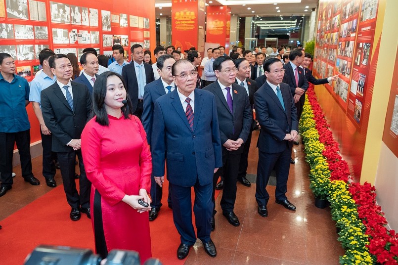 Chủ tịch Quốc hội Vương Đình Huệ, Chủ tịch nước Võ Văn Thưởng, nguyên Tổng Bí thư Nông Đức Mạnh tham quan triễn lãm ảnh về báo chí với hoạt động của Quốc hội bên lề Lễ trao giải Diên Hồng Chủ tịch Quốc hội Vương Đình Huệ, Chủ tịch nước Võ Văn Thưởng, nguyên Tổng Bí thư Nông Đức Mạnh tham quan triễn lãm ảnh về báo chí với hoạt động của Quốc hội bên lề Lễ trao giải Diên Hồng