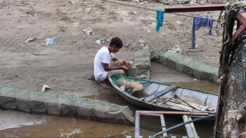 Dòng sông Đà cạn trơ đáy và cơn bĩ cực của nghề nuôi cá lồng bè