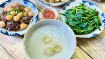 Nước rau muống luộc vắt chanh hay dầm sấu sẽ tốt hơn?