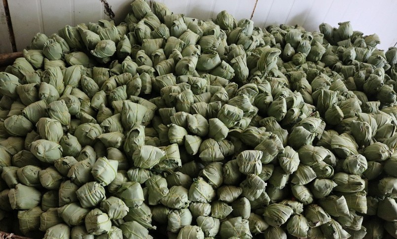 Mùa sen năm nay, anh Khanh dự kiến làm 250 nghìn bông trà ướp hoa sen. Mùa sen năm nay, anh Khanh dự kiến làm 250 nghìn bông trà ướp hoa sen.