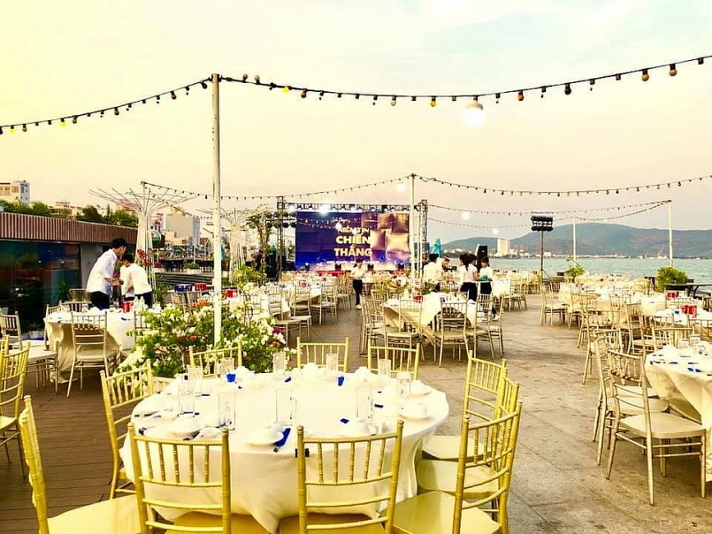 Đến S.Blue, du khách không chỉ được thưởng thức tinh hoa ẩm thực phong phú, đa dạng mà còn được ngắm nhìn khung cảnh biển Quy Nhơn