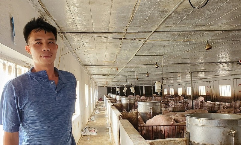 Anh Phạm Hữu Trình mệt mỏi, lo lắng khi phải trực chiến với đàn lợn trong tình trạng bị cắt điện kéo dài.