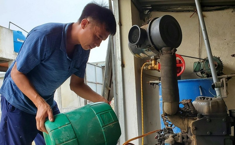 Mỗi lần mất điện, anh Trình phải đầu tư tiền triệu để mua dầu cho máy phát điện cho trại lợn.