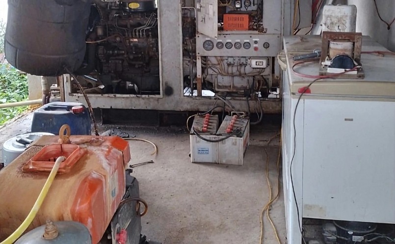 Gia đình ông Kháng sử dụng 4 máy phát điện cùng lúc để cứu đàn lợn mỗi khi mất điện.