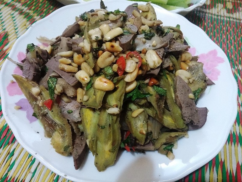 Món nộm núc nác ăn vào có vị ngăm đắng và dôn dốt chua