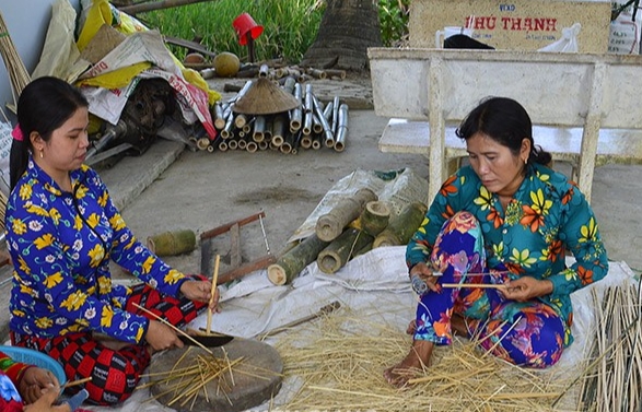 Với tiền công được trả 10.000 đồng/100 câu, một người kiếm được từ 100.000-150.000 đồng/ngày từ nghề vót câu Với tiền công được trả 10.000 đồng/100 câu, một người kiếm được từ 100.000-150.000 đồng/ngày từ nghề vót câu