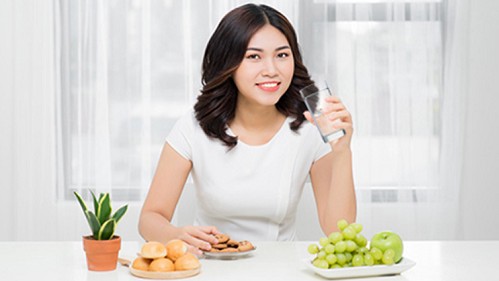 Uống nước trước bữa ăn hay trong khi ăn giúp giảm cân hiệu quả hơn?