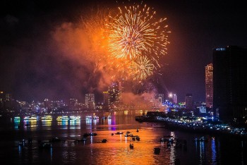 Khán giả vỡ oà với bữa tiệc ánh sáng trên bầu trời Đà Nẵng