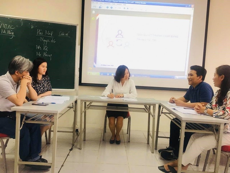 Ảnh: Buổi thực hành phiên Trọng tài Giả định cho các học viên lớp thạc sĩ Luật Kinh tế Khóa 4A Ảnh: Buổi thực hành phiên Trọng tài Giả định cho các học viên lớp thạc sĩ Luật Kinh tế Khóa 4A