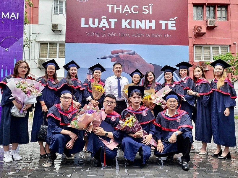 Ảnh: Tân Thạc sĩ Luật Kinh tế trường Đại học Ngoại thương trong buổi lễ tốt nghiệp Ảnh: Tân Thạc sĩ Luật Kinh tế trường Đại học Ngoại thương trong buổi lễ tốt nghiệp