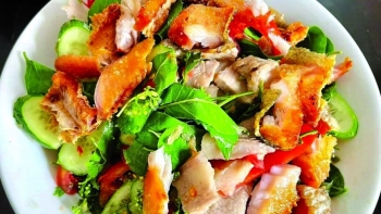 Vặt thứ lá mọc dại trộn gỏi khô cá sặc rằn nướng, món ăn có vị đắng sao đến nhà giàu cũng mê?